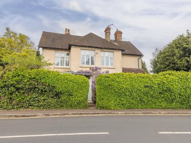 House for sale in Southlea, Datchet