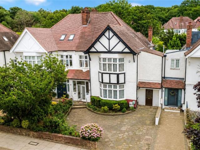 House for sale in Muswell Hill, Greater London