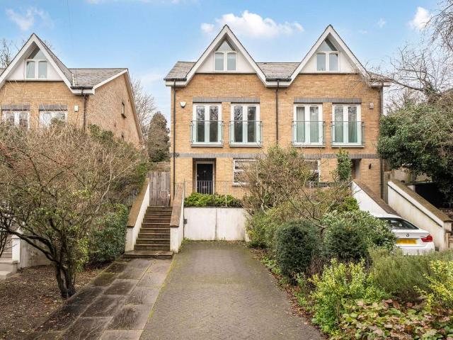 House for sale in London Borough of Croydon, Sanderstead