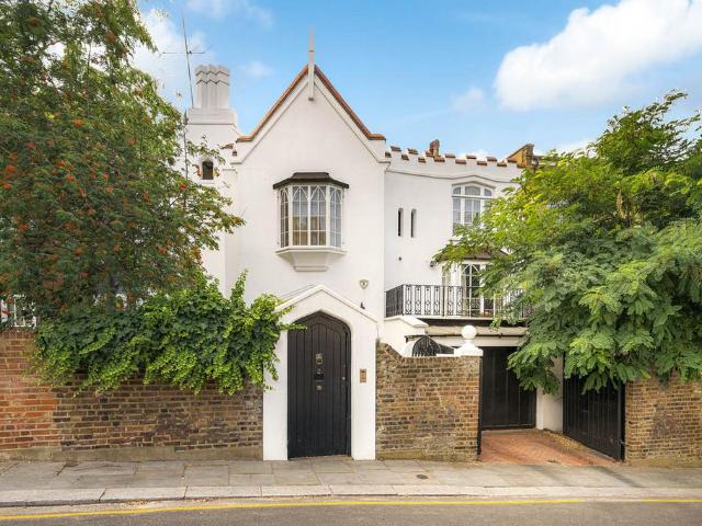 House for sale in Royal Borough of Kensington and Chelsea, Greater London