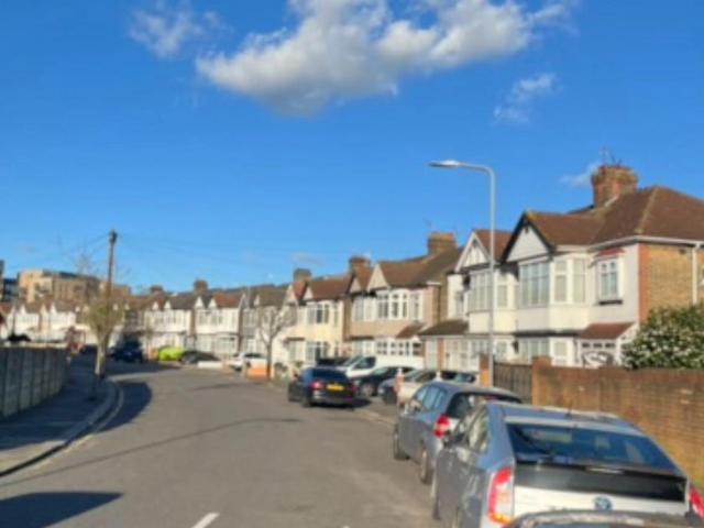 House for sale in Gants Hill, Greater London