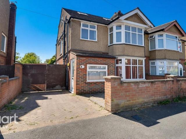 House for sale in Spring Park, Luton
