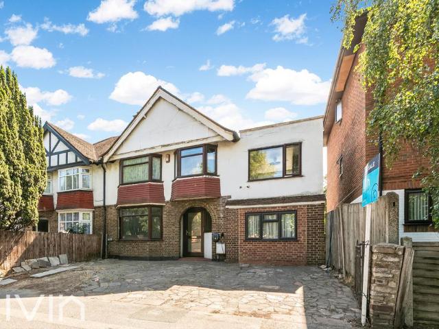 House for sale in London Borough of Croydon, Waddon