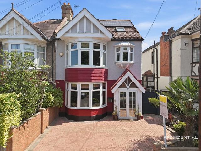House for sale in Chingford, Greater London