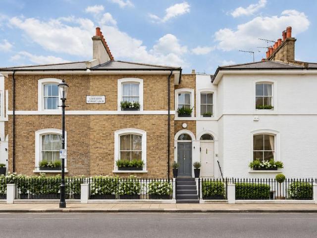 House for sale in Lot's Village, Greater London