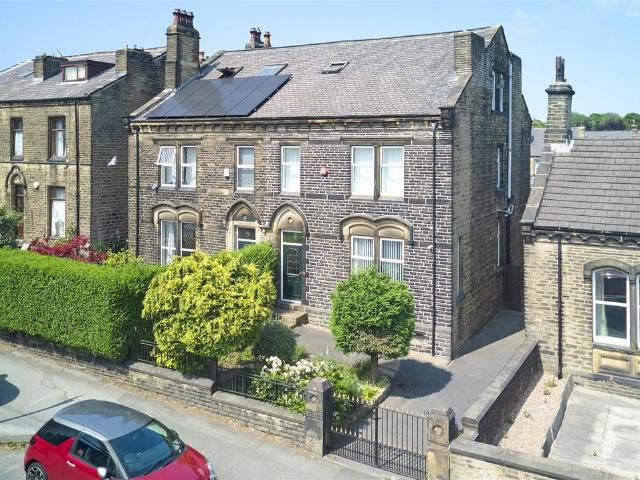 House for sale in Lindley, West Yorkshire