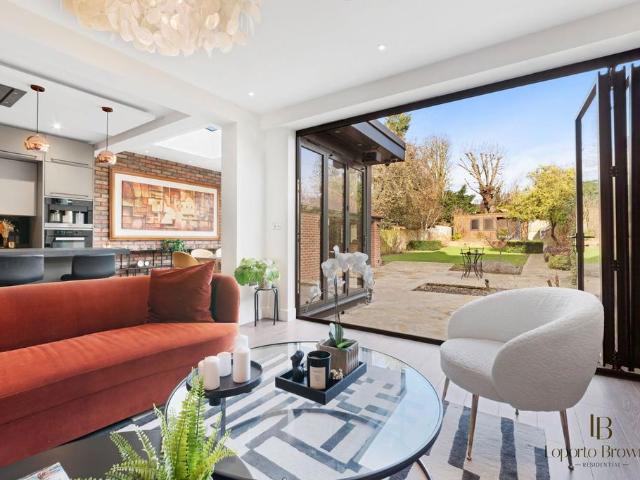 House for sale in Golders Green, Greater London