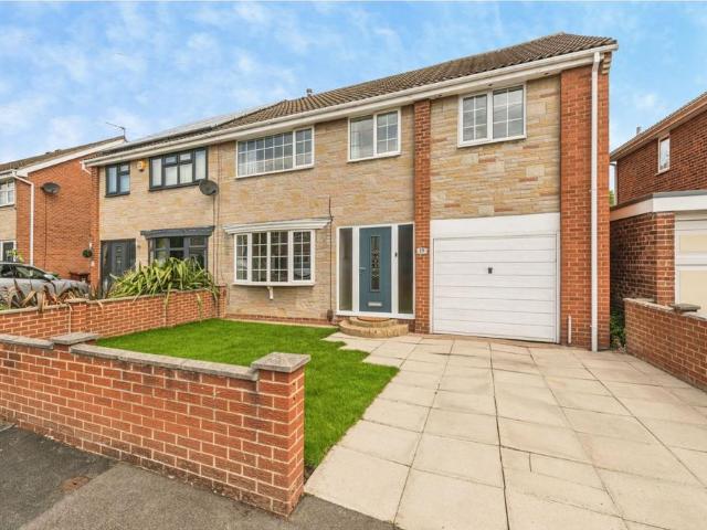 House for sale in Wrenthorpe, West Yorkshire