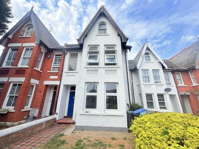 House for sale in Hunter's Forstal, Canterbury