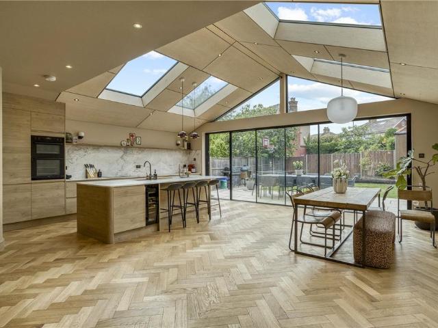 House for sale in Brondesbury, Greater London
