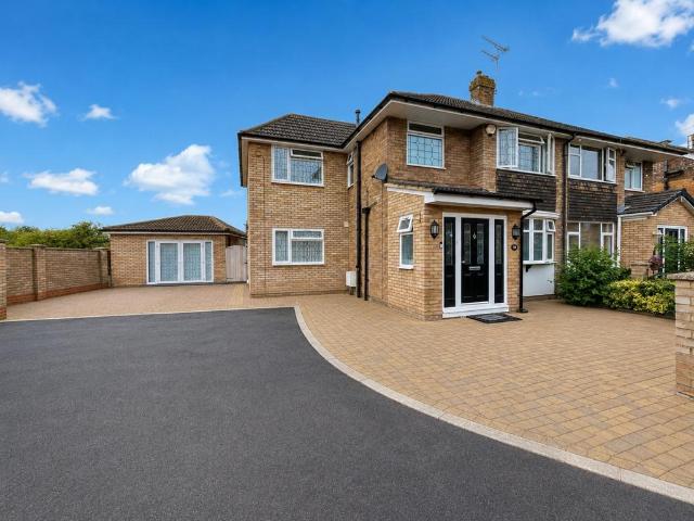 House for sale in Luton