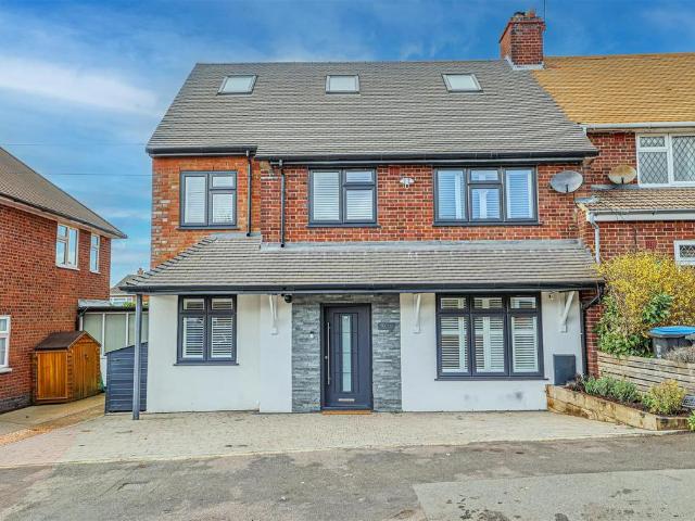 House for sale in Bennetts End, Pouchen End