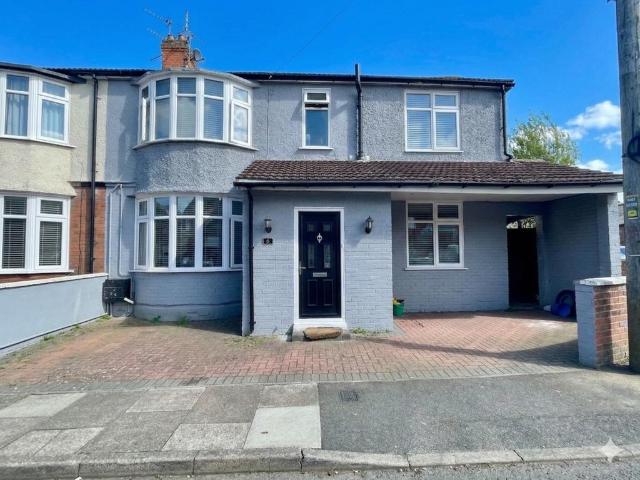 House for sale in Spring Park, Luton