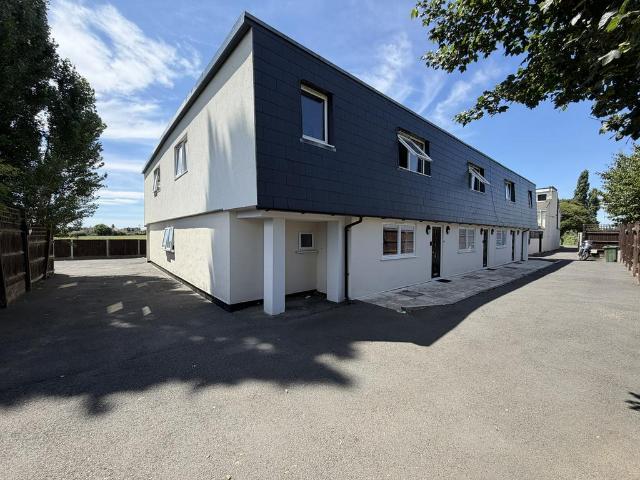 House for sale in Woodford Bridge, Greater London
