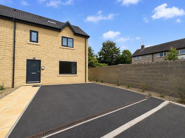 House for sale in Broad Folds, Clayton