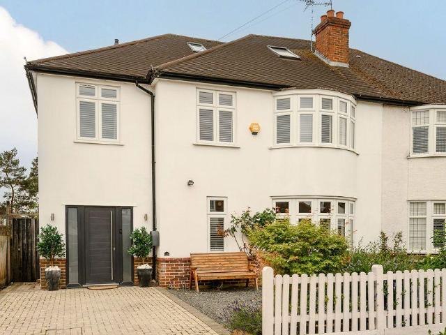 House for sale in Motspur Park, Greater London