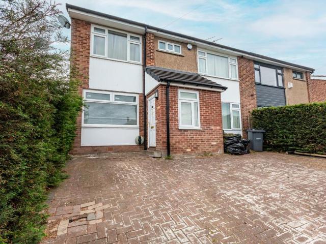 House for sale in Cottingley, West Yorkshire