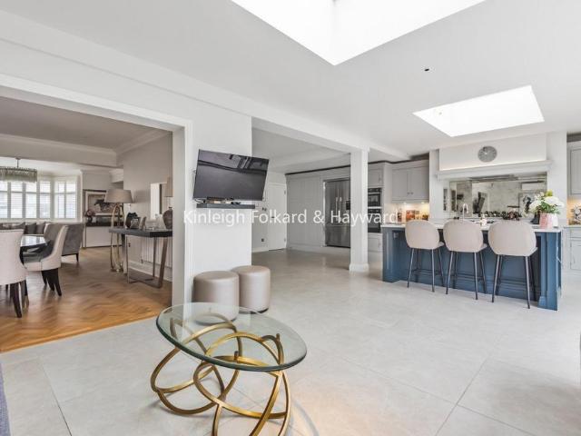 House for sale in North Finchley, Greater London