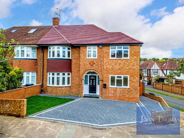 House for sale in Chigwell, Epping