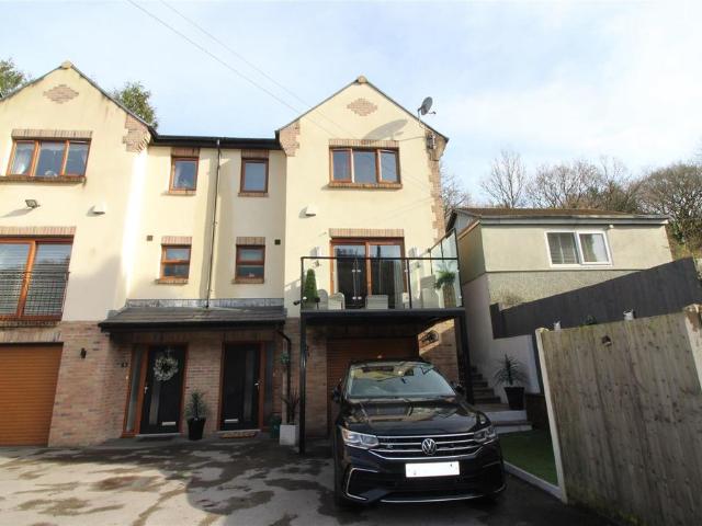 House for sale in Ynysddu, Wales