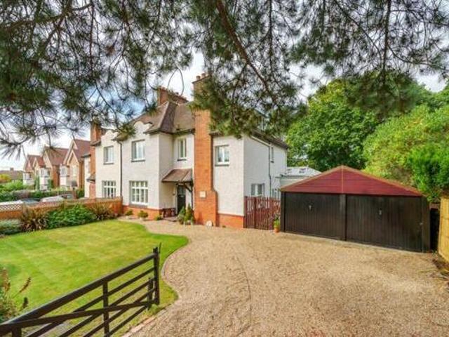 House for sale in Chessington