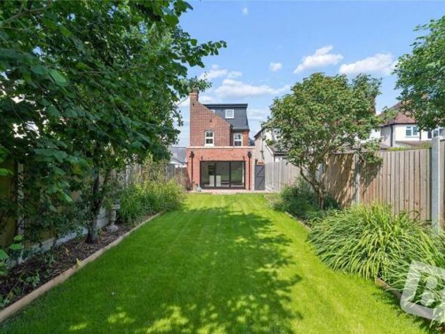 Farm for sale in Pilgrims' Hatch, Navestock Side