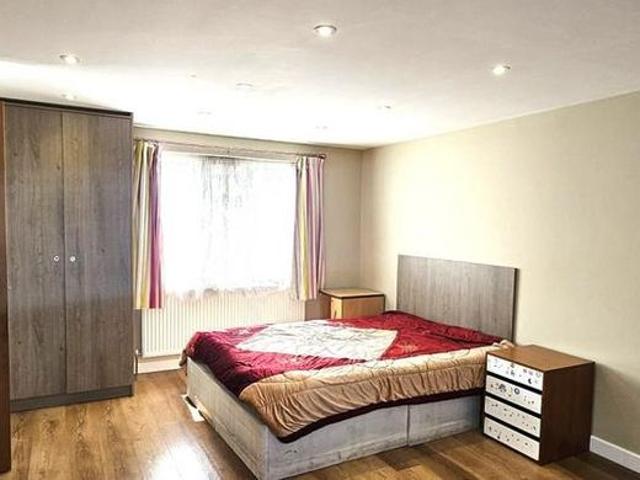 House for rent in Chattern Hill, Lower Halliford