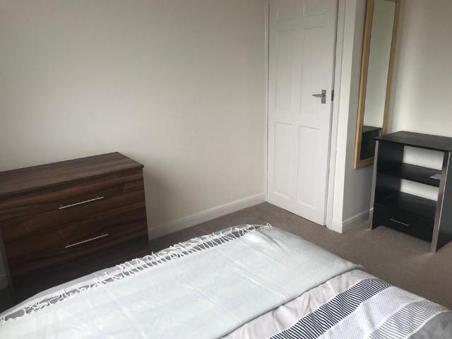 Room for rent in Chadsmoor, Staffordshire