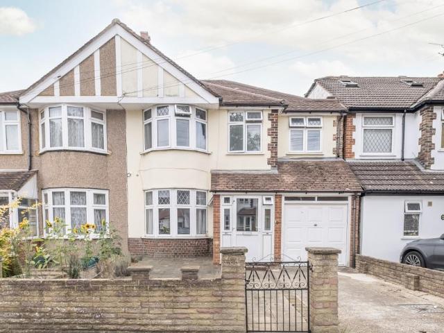 House for rent in Whitton, Greater London