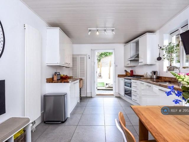 House for rent in Brondesbury, Greater London