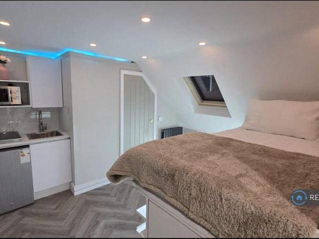 Flat for rent in London Borough of Hounslow, Greater London