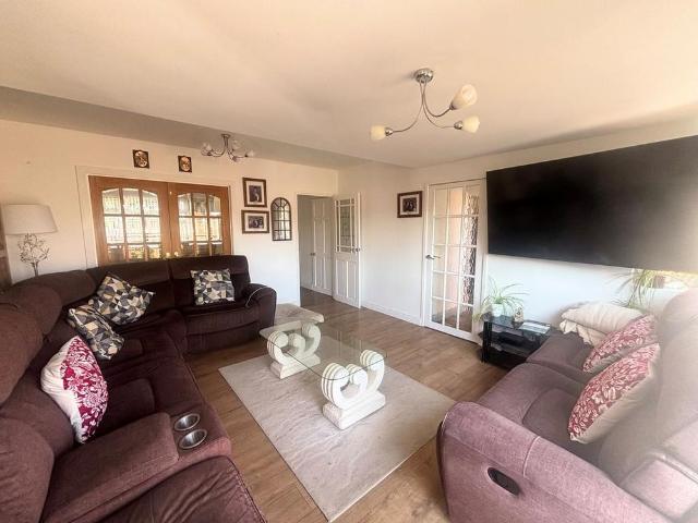 House for rent in Whitnash, Green Close