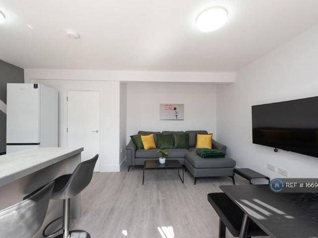 House for rent in London Borough of Hounslow, Greater London