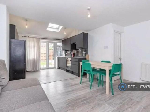 House for rent in Berrylands, Greater London