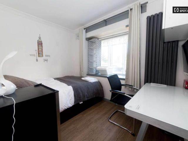 Room for rent in Lyons, Greater London