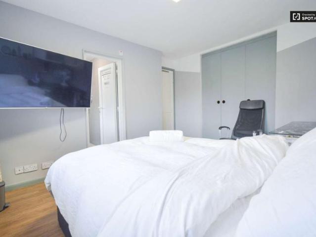 Room for rent in Lyons, Greater London