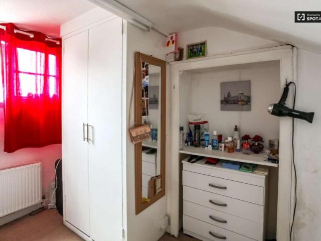 Room for rent in Lyons, Greater London