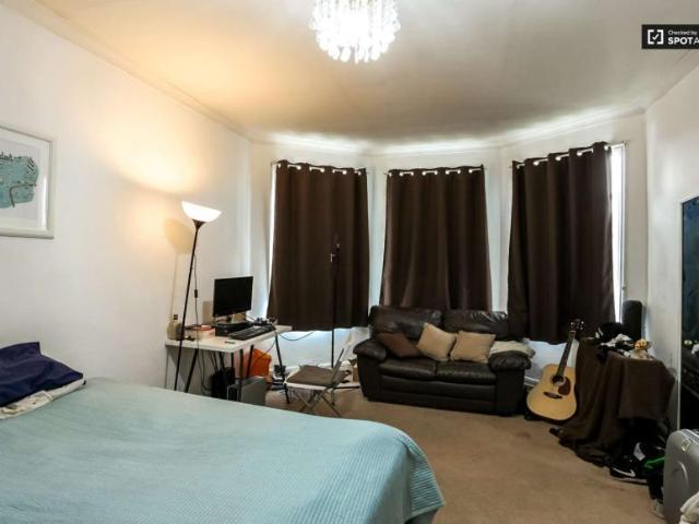 Room for rent in Lyons, Greater London