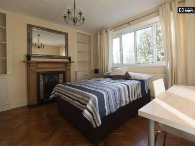 Room for rent in Lyons, Greater London