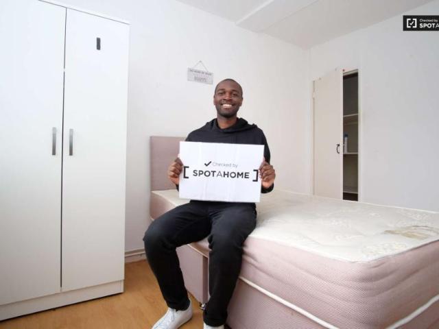 Room for rent in Lyons, Greater London