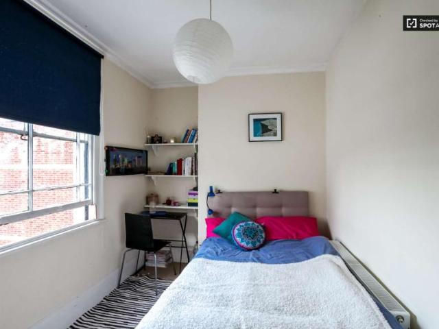 Room for rent in Lyons, Greater London