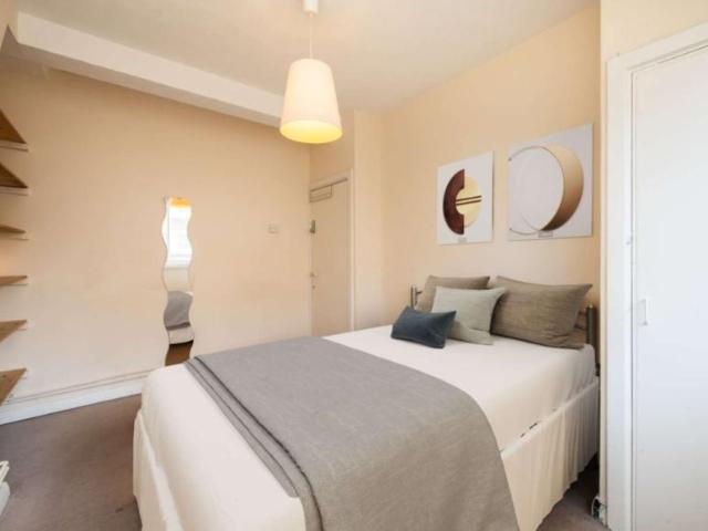 Room for rent in Lyons, Greater London