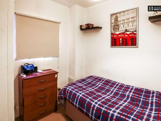 Room for rent in Lyons, Greater London