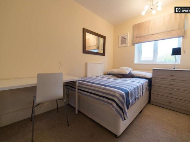 Room for rent in Lyons, Greater London