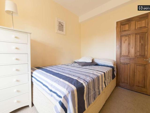 Room for rent in Lyons, Greater London