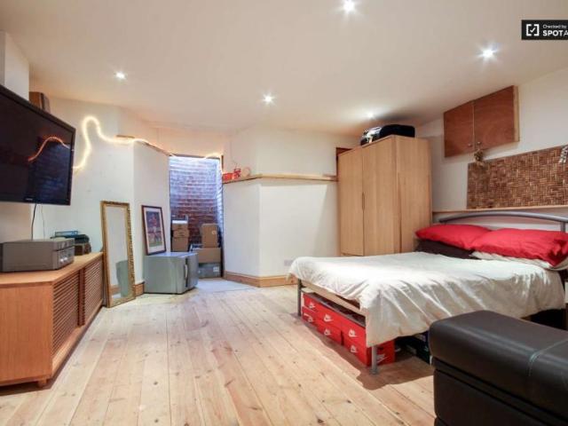 Room for rent in Lyons, Greater London