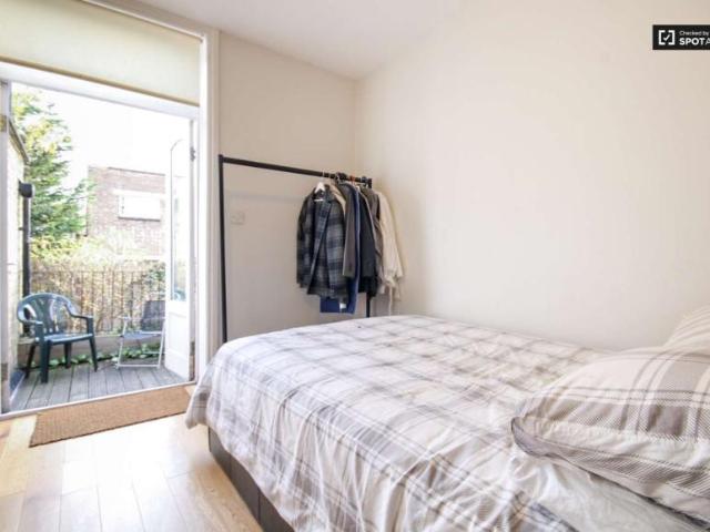 Room for rent in Lyons, Greater London