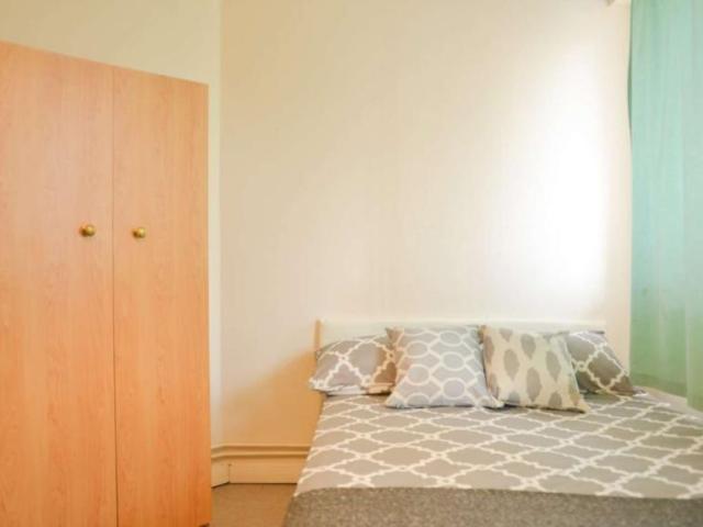 Room for rent in Lyons, Greater London