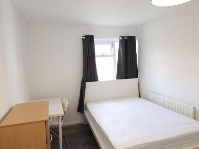 Room for rent in Hainault, Greater London