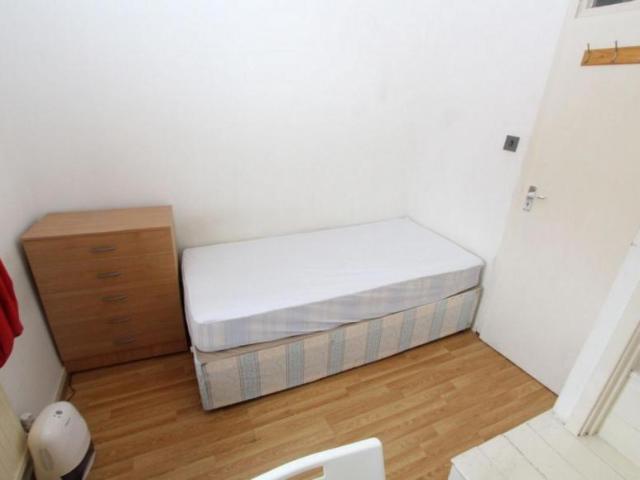 Room for rent in Cann Hall, Greater London